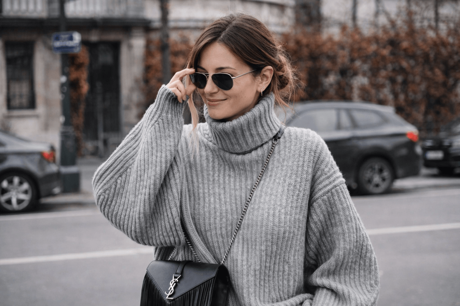 Pull oversize femme : comment le porter sans tasser sa silhouette (guide complet)