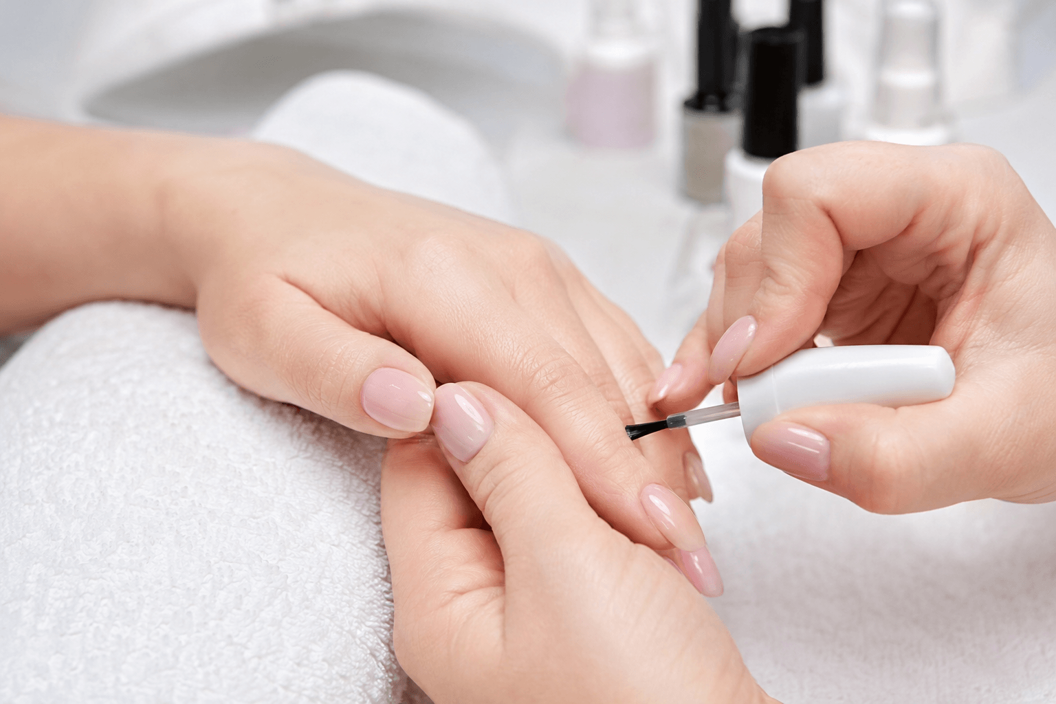 Gainage ongle : le guide complet pour renforcer ses ongles naturellement