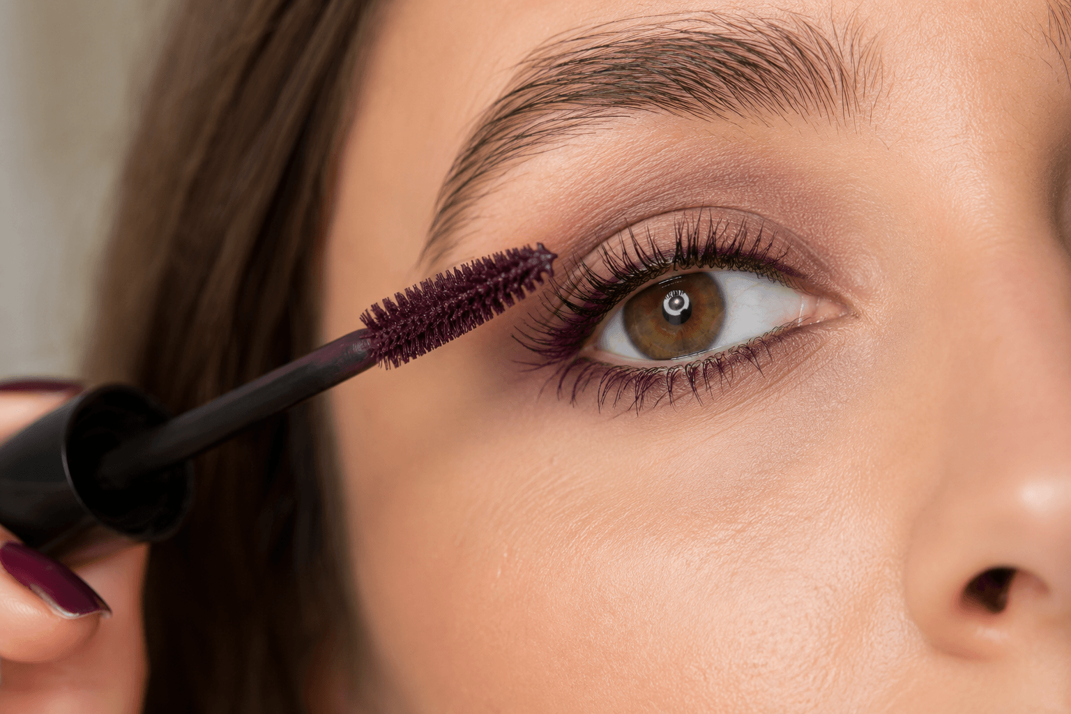 Mascara prune : pourquoi l’adopter et comment bien l’appliquer ?